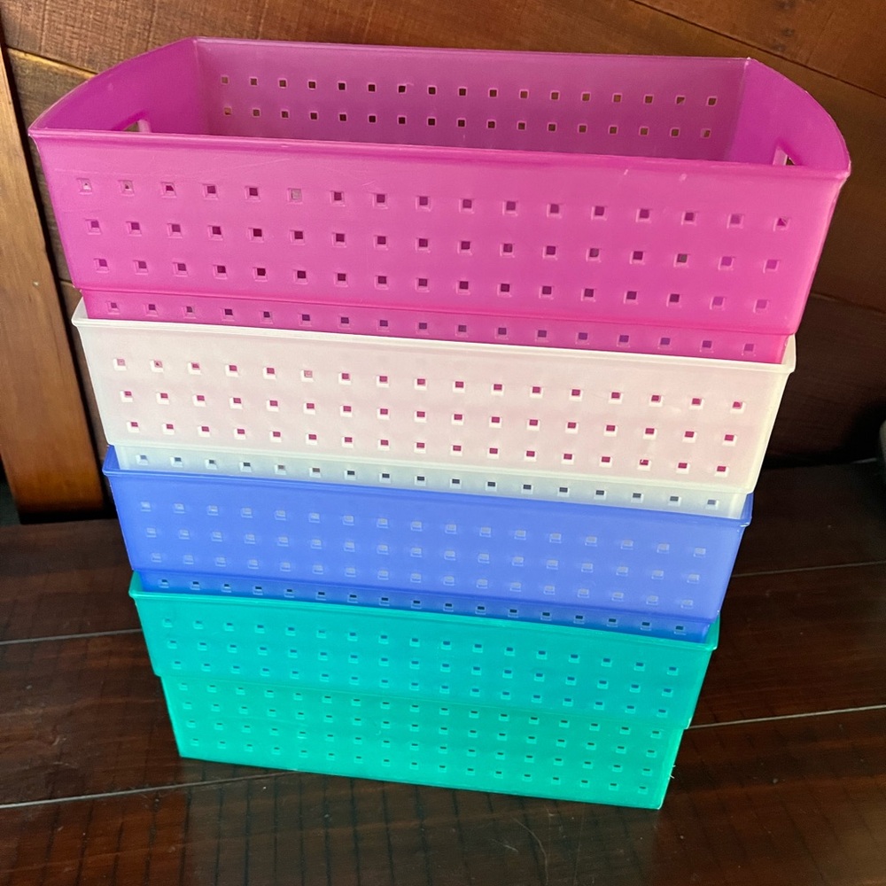 4-Plastic Baskets - Picture 2 of 9